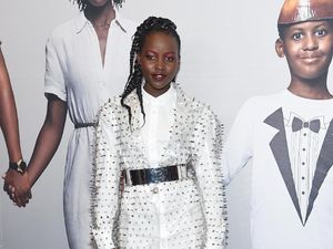 Gaya Chic Lupita Nyongo  dengan Dress Transparan