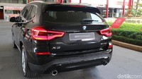 Hanya, penggerak roda yang diusung X3 sDrive20i adalah roda belakang, beda halnya dengan versi luxury. Varian luxury justru dihadirkan dengan 4WD. 
