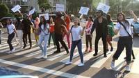 Sejumlah srikandi unyu saat melakukan pertunjukan tertib berlalu lintas di pelican crossing di kawasan Patung Kuda, Jakarta, Rabu (20/3/2019).