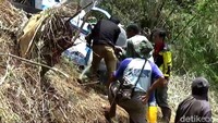 Warga ikut membantu proses evakuasi bangkai heli Helikopter BO 105 M PK EAH yang jatuh di kawasan Situhiang, Sirnaputra, Cigalontang, Tasikmalaya Jawa Barat.