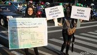Atribut bertuliskan tertib berlalu lintas juga dipamerkan.