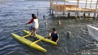 Kendati terlihat sederhana, berpeda di atas permukaan laut, ternyata tidak semudah yang dibayangkan. Jika tidak cepat mengayuh, pengguna sepeda laut ini akan bergerak mundur lantaran terbawa gelombang (Abdy/detikcom)