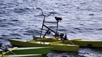Tidak jarang sepeda laut baling-balingnya tesangkut rerumputan ataupun tali yang hanyut di laut. Tetapi jangan takut, pengelola sepeda laut di tempat ini selalu siap memberikan pertolongan (Abdy/detikcom)