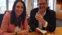 Bersama menteri keuangan Selandia Baru, wanita berambut panjang ini menikmati cheese rolls di pagi hari. Nyam nyamm! Foto: Instagram jacindaardern