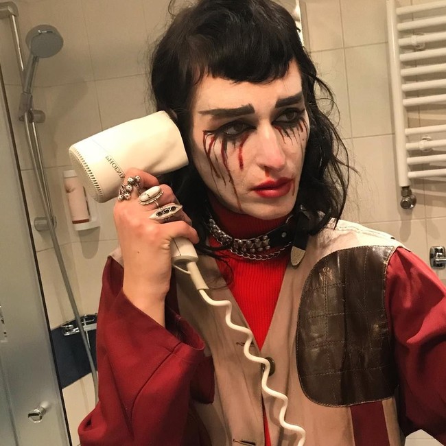 Ketika diminta untuk mengekspresikan diri, Zumi pun menjelaskan dengan jawaban yang tidak biasa. Aku seperti setengah Bastet, dewi Mesir berkepala kucing, setengah kelelawar, vampir, Zarina, seorang leather daddy, Joan of Arc, Wild Child, katanya. Foto: Instagram @fangusz666