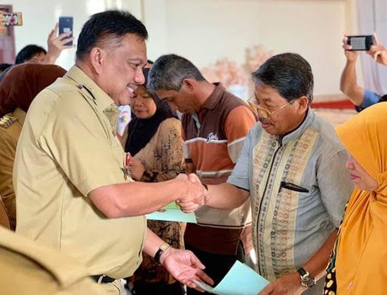 Pemprov Sulut Serahkan 1.243 Sertifikat Tanah Program PTSL Pemprov Sulut Serahkan 1.243 Sertifikat Tanah Program PTSL
