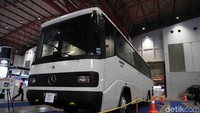 Beragam bus dan mobil klasik lainnya dipamerkan.