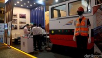 Sejumlah pengunjung nampak mendatangi booth milik PT Kereta Api Indonesia (Persero) dalam pameran RailwayTech Indonesia.