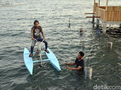 Foto: Ide Liburan Akhir Pekan, Main Sepeda Air di Polewali Mandar