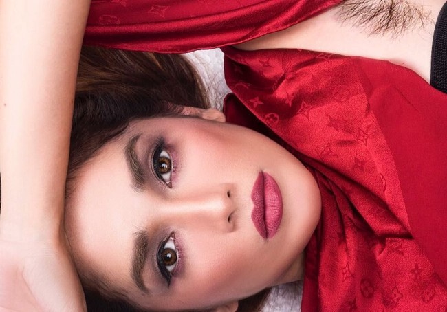 Ussy Sulistiawaty menjadi satu-satunya artis Indonesia yang berani pamer ketiak. Dalam pemotretan bertema Wild Fashion, Fashion X Attitude yang bekerja sama dengan fotografer Darius Manihuruk, Ussy tak segan berpose mengangkat tangan dengan bulu ketiak terekspos. Foto: Instagram @ussypratama.