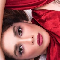 Ussy Sulistiawaty menjadi satu-satunya artis Indonesia yang berani pamer ketiak. Dalam pemotretan bertema Wild Fashion, Fashion X Attitude yang bekerja sama dengan fotografer Darius Manihuruk, Ussy tak segan berpose mengangkat tangan dengan bulu ketiak terekspos. Foto: Instagram @ussypratama.