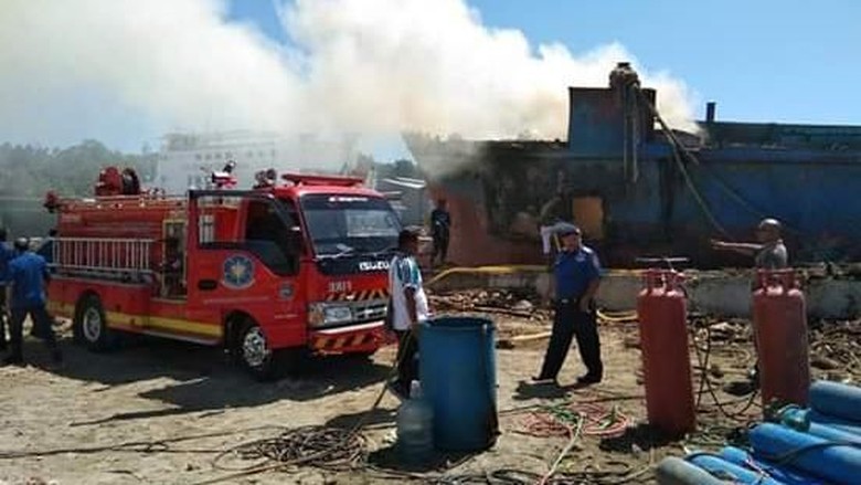 2 Kapal di Teluk Ambon Terbakar 2 Kapal di Teluk Ambon Terbakar