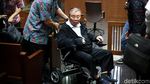 Berkursi Roda, Dirut PT WKE Jalani Sidang Perdana Kasus Suap