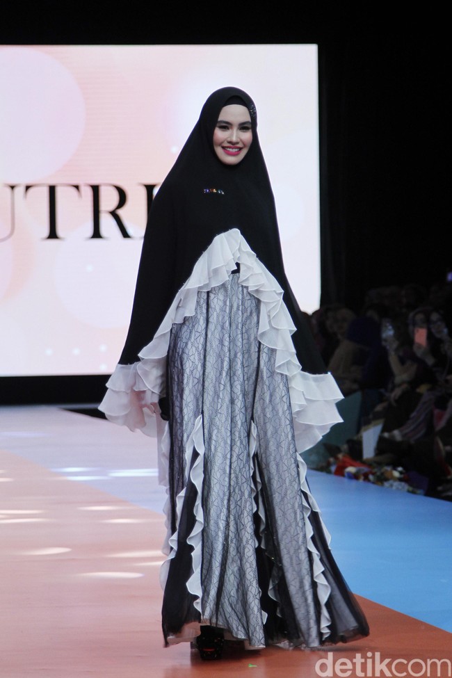 Tahun ini, artis cantik Kartika Putri melenggang menjadi salah satu muse Si.Se.Sa. Ia mengenakan busana syari dengan aksen tutu yang feminin. Di kesehariannya, istri Habib Usman bin Yahya ini memakai hijab syari. Foto: Mohammad Abduh/Wolipop