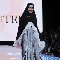 Tahun ini, artis cantik Kartika Putri melenggang menjadi salah satu muse Si.Se.Sa. Ia mengenakan busana syari dengan aksen tutu yang feminin. Di kesehariannya, istri Habib Usman bin Yahya ini memakai hijab syari. Foto: Mohammad Abduh/Wolipop