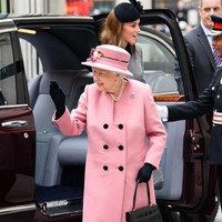 Seperti biasa, Ratu Elizabeth II muncul dalam balutan busana berwarna cerah. Kali ini coat berbahan kasmir dari Stewart Parvin berikut topi berwarna sama menjadi pilihan wanita 92 tahun ini. Ia lalu melengkapi gayanya dengan kalung mutiara, sarung tangan hitam yang senada dengan warna tas dan sepatunya. Foto: Getty Images