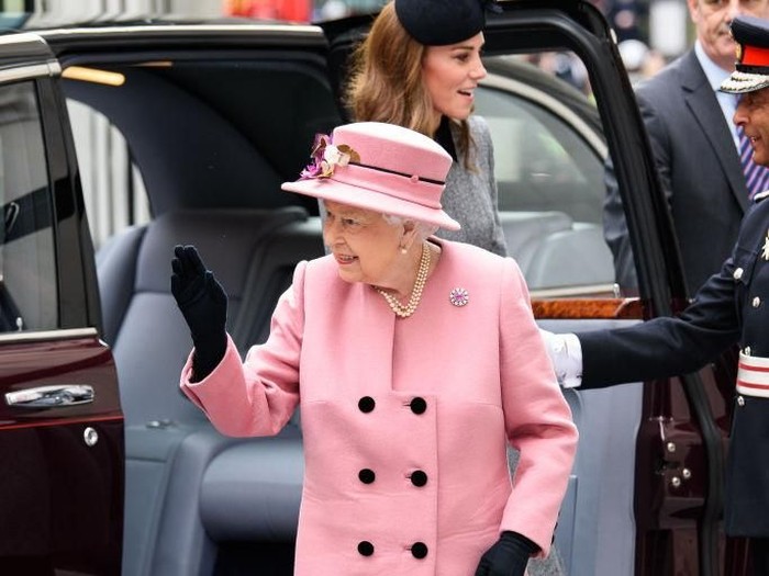 LONDON, ENGLAND - MARCH 19: Queen Elizabeth II and Catherine, Duchess of Cambridge visit Kings College London on March 19, 2019 in London, England to officially open Bush House, the latest education and learning facilities on the Strand Campus. (Photo by Joe Maher/Getty Images)