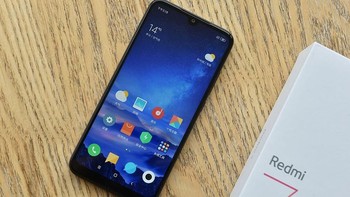 Redmi 7 hadir dengan layar 6,25 inch dengan resolusi HD+. Foto: Sina Mobile