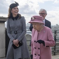 Keduanya datang bersama menggunakan mobil resmi Ratu, Bentley State Limousine merah marun. Mereka hadir untuk meresmikan fasilitas baru di kampus berteknologi tinggi tersebut. Foto: Paul Grover - WPA Pool/Getty Images
