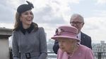 Gaya Kate Middleton dengan Coat Abu-abu saat Temani Ratu Elizabeth II