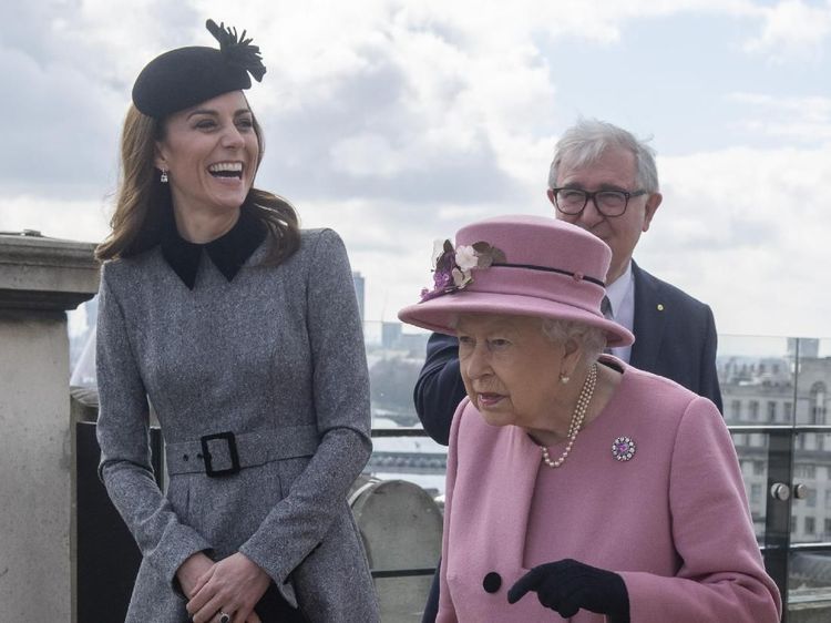 Gaya Kate Middleton dengan Coat Abu-abu saat Temani Ratu Elizabeth II