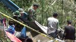 Warga Bantu Evakuasi Bangkai Heli yang Jatuh di Tasik