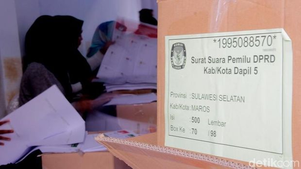 Sortir Kertas Suara Pemilu, KPU Maros Temukan 8.107 Lembar Rusak