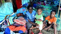 Banjir bandang yang melanda kawasan Sentani pada Sabtu (16/3/2019) lalu merendam rumah-rumah warga. Akibatnya, warga pun mengungsi di tenda pengungsian untuk beristirahat.