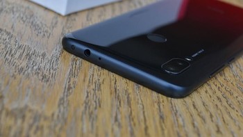 idak ketinggalan baterai 4.000 mAh tersemat di dalamnya, serta sensor sidik jari di bagian belakang bodi. Foto: Sina Mobile