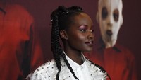 Kali ini Lupita tampak mengepang rambutnya tersebut. Jamie McCarthy/Getty Images