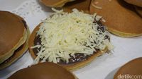 Nyam! Lembut Manis Dorayaki Isi Cream Cheese dan Blueberry 