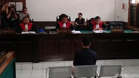 Vonis tersebut dijatuhkan dengan pertimbangan memberatkan karena Fahmi telah bertentangan dengan program pemerintah memberantas tindak pidana korupsi dan telah mengulangi perbuatannya.