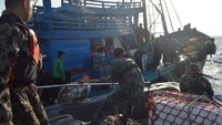 Menurut Agus, penangkapan dilakukan pada Minggu (17/3) sekitar pukul 07.00 WIB atas kapal dengan nama lambung KM BV 92746 TS berukuran 65 GT dan KM BV 92747 TS berukuran 90 GT. Kedua kapal tersebut masing-masing mengangkut 3 dan 11 orang Awak Kapal Perikanan (ABK) berkewarganegaraan Vietnam. Dok. Kementerian Kelautan dan Perikanan.