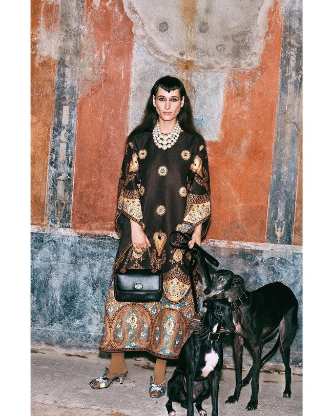 Wanita yang berbasis di Los Angeles, AS tersebut dikatakan punyanya sendiri yang tidak bisa dibilang trendy.  Menurut Vogue Zumi tampak punya gaya yang tidak di-edit, tidak terkendali, dan berani mengekspresikan diri. Foto: Instagram @fangusz666