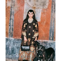 Wanita yang berbasis di Los Angeles, AS tersebut dikatakan punyanya sendiri yang tidak bisa dibilang trendy.  Menurut Vogue Zumi tampak punya gaya yang tidak di-edit, tidak terkendali, dan berani mengekspresikan diri. Foto: Instagram @fangusz666