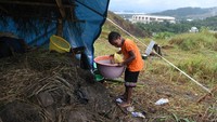 Warga memilih untuk mendirikan tenda pengungsian itu diatas bukit untuk mengantisipasi terjadinya banjir bandang susulan di kawasan Sentani.