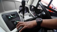 Bus dapat menempuh jarak 230 km dengan kecepatan 70 km per jam.