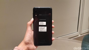 Galaxy M10 dibekali dua kamera belakang dan flash LED. (Foto: detikINET/Virgina Maulita Putri)