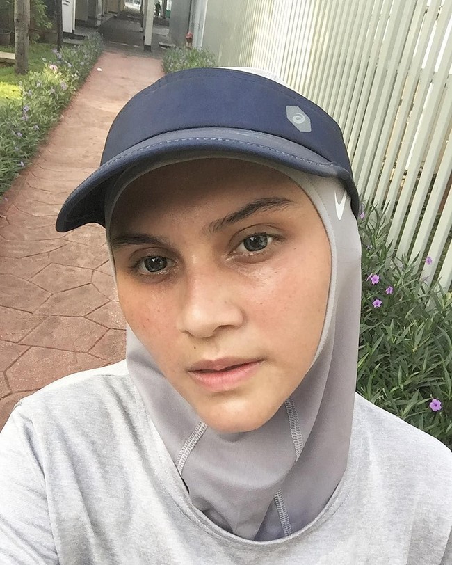 Berlatih di daerah terik seperti Jakarta, pemakaian topi sangat bermanfaat. Ada banyak topi olahraga yang cocok dipadukan dengan hijab. Foto: Instagram