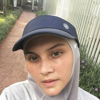 Berlatih di daerah terik seperti Jakarta, pemakaian topi sangat bermanfaat. Ada banyak topi olahraga yang cocok dipadukan dengan hijab. Foto: Instagram