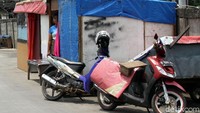 Penampakan salah satu bangunan liar yang berdiri di bantaran kali Banjir Kanal Barat.