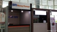 Sebagai lokasi kedatangan wisatawan asing, Bandara Komodo menjadi tempat strategis untuk membuka money changer.