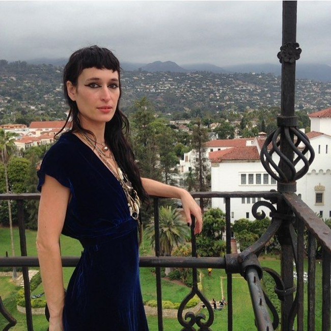 Zumi Rosow adalah seorang yang berprofesi sebagai model, musisi, sekaligus desainer perhiasan. Ia pun menjadi muse sekaligus brand ambassador untuk tas tersebut. Foto: Instagram @fangusz666