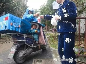 Bikin Haru! Pria Ini Tiap Hari Bawa Sang Anak Saat Antarkan Makanan