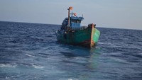 Selanjutnya, kedua kapal dan seluruh ABK warga negara Vietnam tersebut dikawal menuju Stasiun PSDKP Pontianak, Kalimantan Barat dan diperkirakan tiba pada Rabu (20/3) sekitar pukul 07.00 WIB. Selanjutnya akan dilakukan proses hukum oleh Penyidik Pegawai Negeri Sipil (PPNS) Perikanan. Dok. Kementerian Kelautan dan Perikanan.