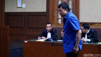 Untuk memuluskan aksinya, Lucas memerintahkan Dina Soraya untuk meminta bantuan kepada Dwi Hendro Wibowo alias Bowo. Lucas pun meminta Dina Soraya mengambil uang ke stafnya untuk orang-orang yang membantu pelarian Eddy Sindoro di Bandara Soekarno-Hatta.