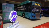 Menariknya, Transjakarta membawa dua buah konsep bus listrik yang sudah dibubuhi livery ala bus Transjakarta.