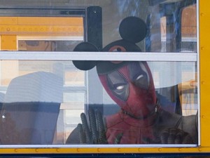 Sambut Merger Disney-Fox, Deadpool Tampil Bertopi Mickey Mouse