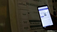 Masyarakat dapat menjadi relawan dengan mengupload foto formulir C1 plano hasil suara di TPS dengan mengupload hasil suara ke upload.kawalpemilu.org.