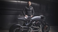 Dari sektor kaki-kaki BT-03 dilengkapi dengan suku cadang yang dimainkan kelas atas, seperti shockbreaker ohlins, pelek alumunium ring 17 merk Dymag yang dibalut karet Michelin Power RS, dan tak lupa untuk mengeluarkan suara gahar sepasang muffler Jekill & Hyde yang dipasang di header stainless steel khusus.  Foto: Pool (Bikeexif)